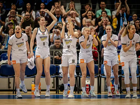 Piešťanské Čajky sa radujú z titulu ženskej basketbalovej extralige za rok 2024.