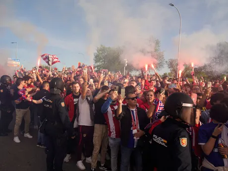 Fanúšikovia pred štadiónom Wanda Metropolitano.
