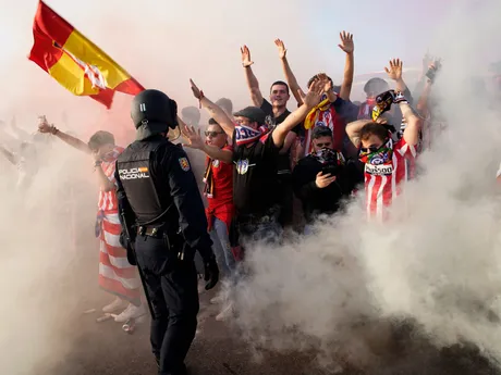 Polícia a fanúšikovia pred štadiónom Wanda Metropolitano.