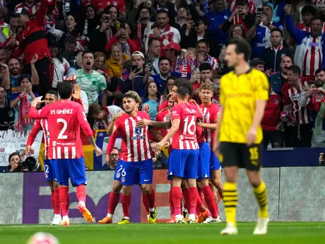 Hráči Atletico Madrid oslavujú úvodný gól spoluhráča Rodriga De Paula.