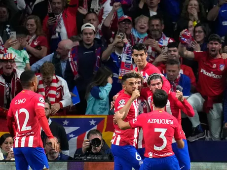Hráči Atletico Madrid oslavujú úvodný gól spoluhráča Rodriga De Paula.