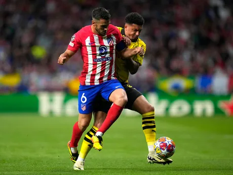 Hráč Atletico Madrid Koke (vľavo) bojuje o loptu s Jadonom Sanchom z Dortmundu.