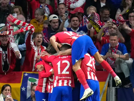 Hráči Atletico Madrid oslavujú úvodný gól.