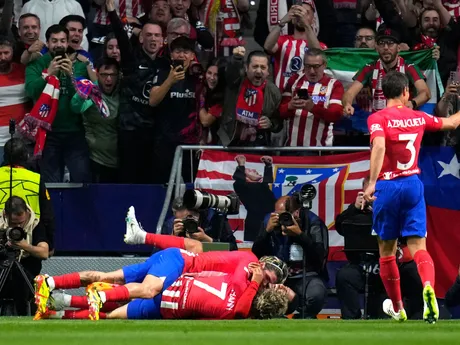 Futbalisti Atletico Madrid oslavujú druhý gól.