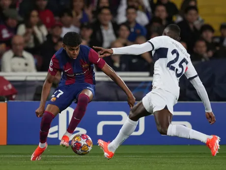 Lamine Yamal v súboji s Nunom Mendesom počas odvety štvrťfinále Ligy majstrov medzi Barcelonou a PSG. 