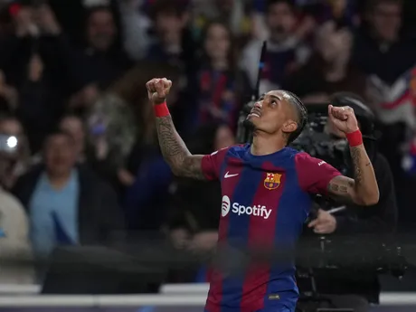 Raphinha oslavuje gól počas odvety štvrťfinále Ligy majstrov medzi Barcelonou a PSG. 