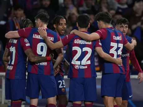 Raphinha oslavuje gól so spoluhráčmi počas odvety štvrťfinále Ligy majstrov medzi Barcelonou a PSG. 