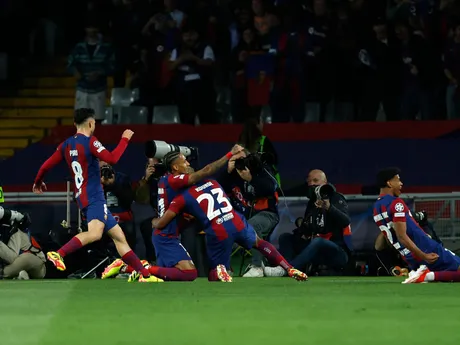 Radosť hráčov Barcelony v odvete štvrťfinále Ligy majstrov proti PSG. 
