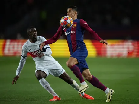 Joao Cancelo spracuváva loptu počas odvety štvrťfinále Ligy majstrov medzi Barcelonou a PSG. 