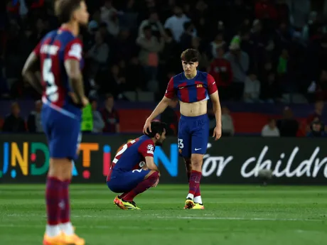Smútok hráčov Barcelony po vypadnutí vo štvrťfinále Ligy majstrov. 