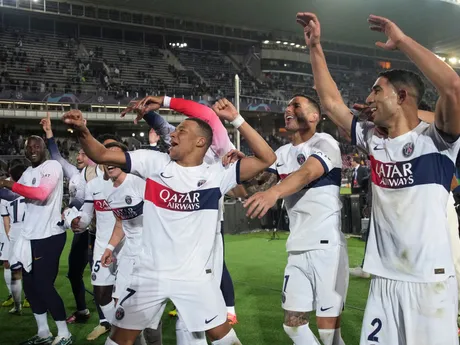 Hráči PSG oslavujú postup do semifinále Ligy majstrov. 