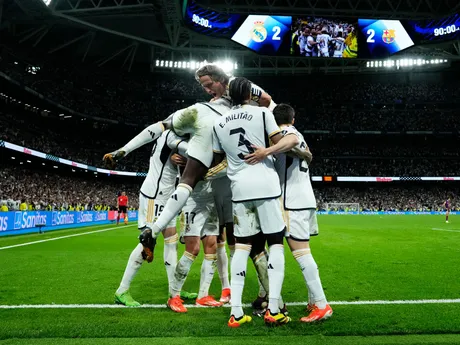Futbalisti Realu Madrid oslavujú víťazný gól.