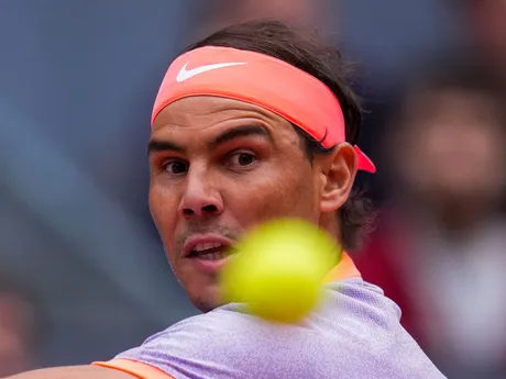 Rafael Nadal odvracia úder v 1. kole turnaja v Madride. 