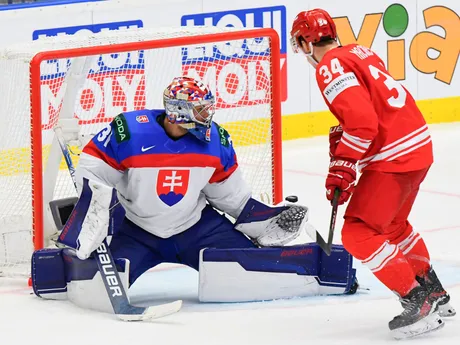 Brankár Samuel Hlavaj a Krzyzstof Macias v zápase Slovensko - Poľsko v skupine B na MS v hokeji 2024.