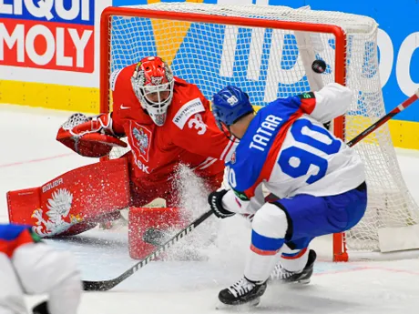 Tomáš Tatar strieľa gól v zápase Slovensko - Poľsko v skupine B na MS v hokeji 2024.