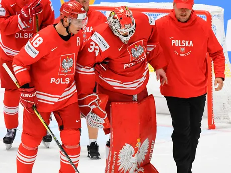 Zranený brankár Tomáš Fučík, spoluhráč Grzegorz Pasiut a lekár v zápase Slovensko - Poľsko v skupine B na MS v hokeji 2024.