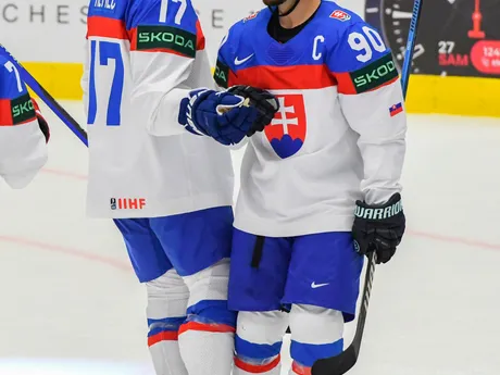 Tomáš Tatar a Šimon Nemec sa tešia po strelenom góle v zápase Slovensko - Poľsko v skupine B na MS v hokeji 2024.