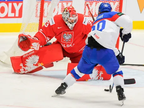 Tomáš Tatar a brankár Tomáš Fučík v zápase Slovensko - Poľsko v skupine B na MS v hokeji 2024.
