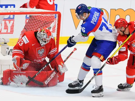Martin Pospíšil, brankár Tomáš Fučík a Mateusz Michalski v zápase Slovensko - Poľsko v skupine B na MS v hokeji 2024.