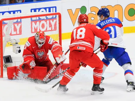 Miloš Kelemen, Grzegorz Pasiut a brankár Tomáš Fučík v zápase Slovensko - Poľsko v skupine B na MS v hokeji 2024.