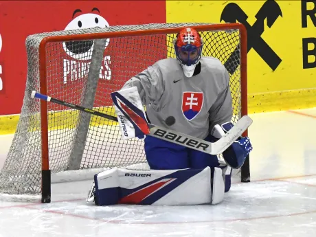 Matej Tomek počas piatkového  tréningu pred zápasom Slovensko - Francúzsko v skupine B na MS v hokeji 2024.