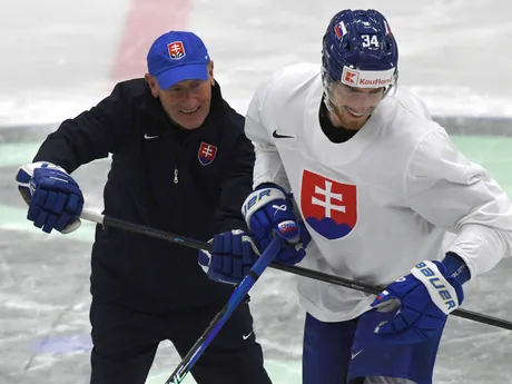 Tréner Craig Ramsay a Peter Cehlárik počas piatkového tréningu pred zápasom Slovensko - Francúzsko v skupine B na MS v hokeji 2024.