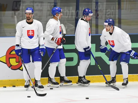 Marek Hrivík, Martin Fehérváry, Šimon Nemec a Peter Cehlárik počas piatkového tréningu pred zápasom Slovensko - Francúzsko v skupine B na MS v hokeji 2024.