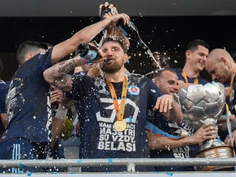 Futbalisti Slovana Bratislava počas osláv majstrovskej trofeje.