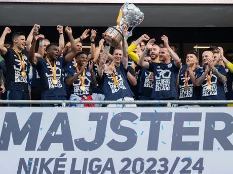 Futbalisti Slovana Bratislava počas osláv majstrovskej trofeje.