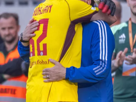Na snímke vľavo brankár Milan Borjan a vpravo tréner ŠK Slovan Bratislava Vladimír Weiss st.