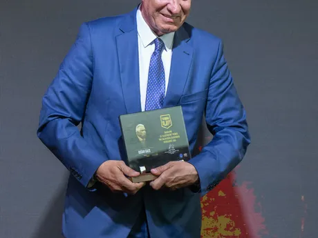 Na snímke ocenenie s názvom Tribúna slávy v kategórii tréner dostal Dušan Galis.