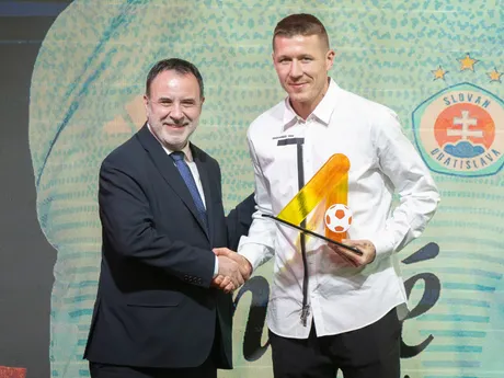 Na snímke hráč ŠK Slovan Bratislava Juraj Kucka získal cenu fanúšika a cenu za najlepšieho hráča Niké ligy za sezónu 2023/24.