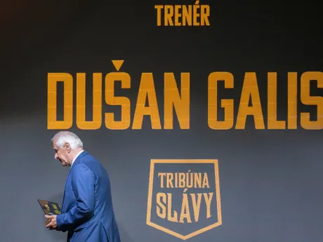 Na snímke ocenenie s názvom Tribúna slávy v kategórii tréner dostal Dušan Galis.