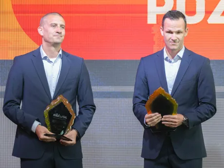 Na snímke cenu za najlepšieho rozhodcu Niké Ligy si prevzal vpravo Ivan Okružliak a cenu za najlepšieho asistenta rozhodcu si prevzal Ján Pozor.