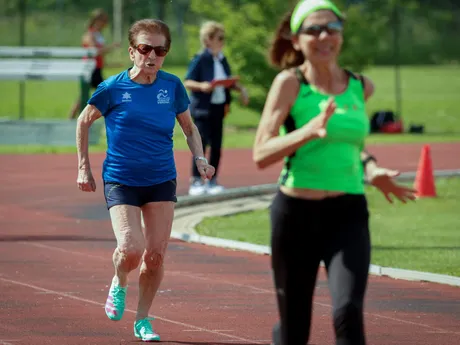 Emma Maria Mazzengaová počas behu na 100 metrov žien nad 90 rokov v talianskom meste San Biagio di Callalta.