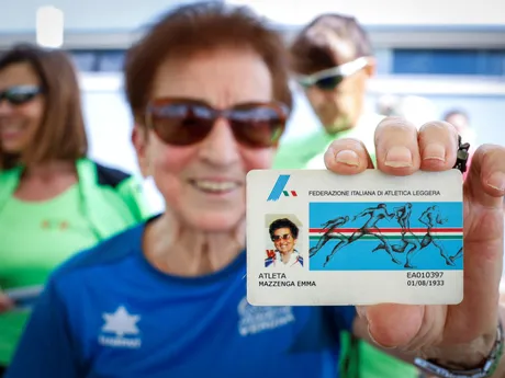 Emma Maria Mazzengaová ukazuje svoju členskú kartu talianskej atletickej federácie.