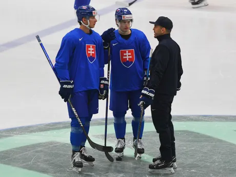 Andrej Golian a František Gajdoš v debate s asistentom trénera Petrom Frühaufom počas sobotňajšieho tréningu na MS v hokeji 2024. 