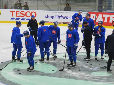 Slovenskí hokejisti počas sobotňajšieho tréningu na MS v hokeji 2024. 