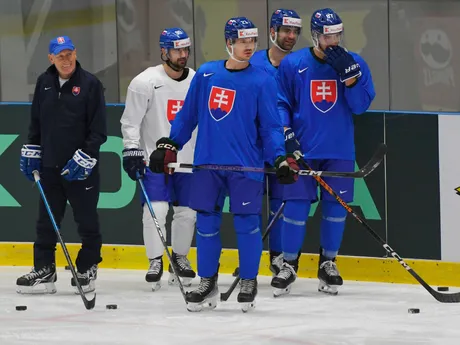 Tréner slovenských hokejistov Craig Ramsay a hráči Tomáš Tatar, Miloš Kelemen, Mário Grman a Pavol Regenda počas sobotňajšieho tréningu na MS v hokeji 2024. 