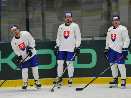 Libor Hudáček a obrancovia Peter Čerešňák a Šimon Nemec počas sobotňajšieho tréningu na MS v hokeji 2024. 