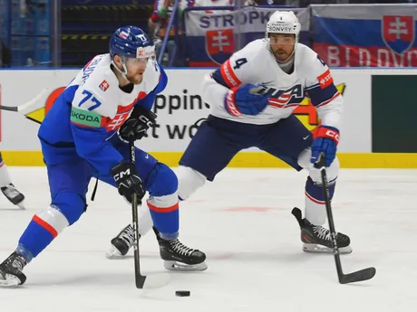 Martin Faško-Rudáš a Seth Jones v zápase Slovensko - USA v skupine B na MS v hokeji 2024.