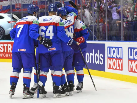 Libor Hudáček, Mário Grman, Patrik Koch a Tomáš Tatar a Libor Hudáček sa tešia po strelenom góle v zápase Slovensko - USA v skupine B na MS v hokeji 2024.