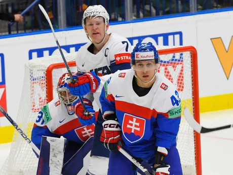 Brankár Samuel Hlavaj, Brady Tkachuk a Martin Fehérváry v zápase Slovensko - USA v skupine B na MS v hokeji 2024.