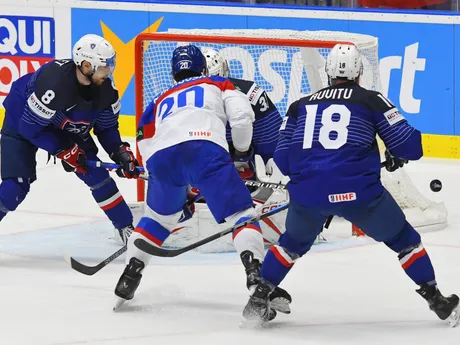 Hugo Gallet, Juraj Slafkovský  a Yohann Auvitu v zápase Slovensko - Francúzsko v skupine B na MS v hokeji 2024.