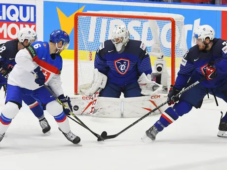 Lukáš Cingel, vľavo Yohann Yuvitu, brankár Quentin Papillon  a Thomas Thiry v zápase Slovensko - Francúzsko v skupine B na MS v hokeji 2024.