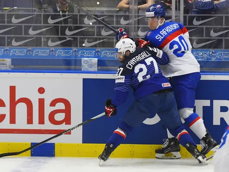 Juraj Slafkovský a Enzo Cantagallo v zápase Slovensko - Francúzsko v skupine B na MS v hokeji 2024.
