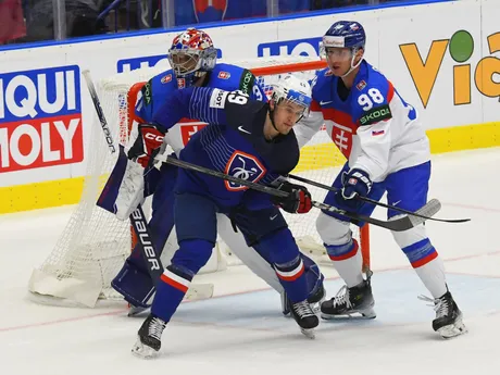 Andrej Golian a Louis Boudon v zápase Slovensko - Francúzsko v skupine B na MS v hokeji 2024.