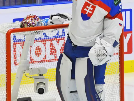 Brankár Samuel Hlavaj v zápase Slovensko - Francúzsko v skupine B na MS v hokeji 2024.
