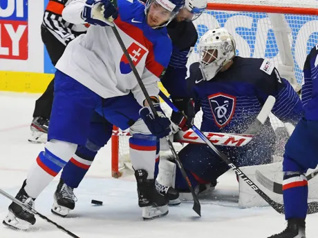 Pavol Regenda, Yohann Auvitu a Quentin Pappilon v zápase Slovensko - Francúzsko v skupine B na MS v hokeji 2024.