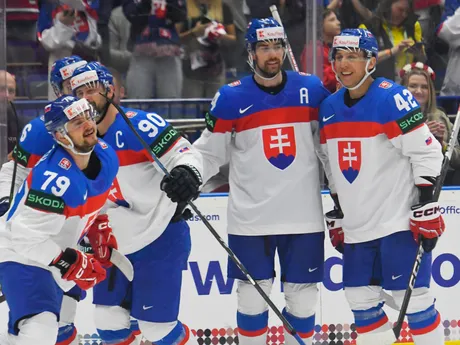 Libor Hudáček sa so spoluhráčmi teší po strelenom góle v zápase Slovensko - Francúzsko v skupine B na MS v hokeji 2024.